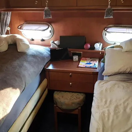 Auszeit Auf Der Neptunus Motoryacht Bateau-hôtel *