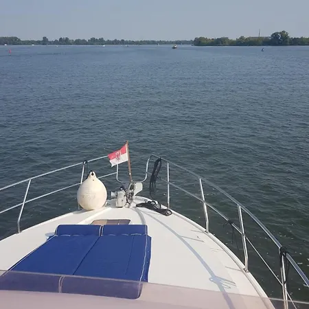 Auszeit Auf Der Neptunus Motoryacht Bateau-hôtel *