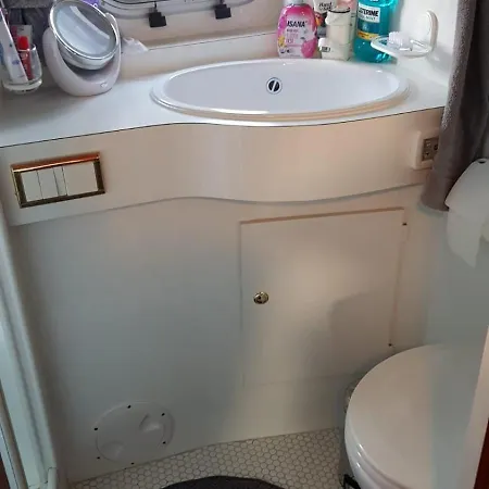 Auszeit Auf Der Neptunus Motoryacht Bateau-hôtel *