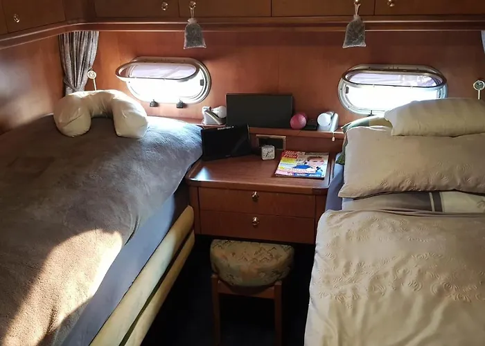 Auszeit Auf Der Neptunus Motoryacht Bateau-hôtel *